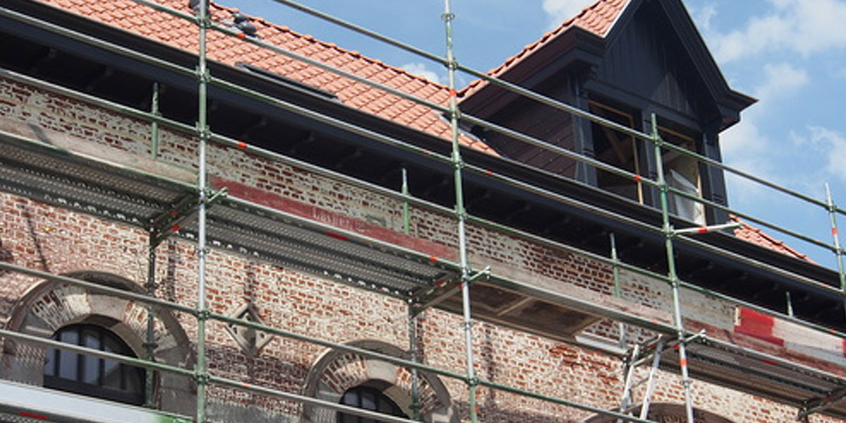 Zimmererarbeiten, Bauklempnerei, Eindecken des Daches, Verzierung, Reparaturarbeiten, Dachausbau, Gauben, Loggien, Holzrahmenbau, aus Eystrup bei Nienburg.